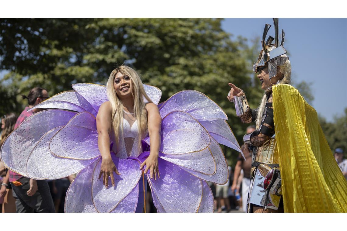 Hunderttausende bei heißer Street Parade in Zürich Blumen-Kostüme waren erlaubt; einige Bienenvölker wurden wegen der Parade umgesiedelt.