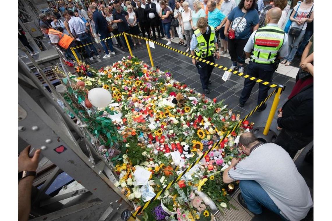 Blumen, Kuscheltiere und Beileidsbekundungen am Gleis 7 im Frankfurter Hauptbahnhof. Foto: Frank Rumpenhorst