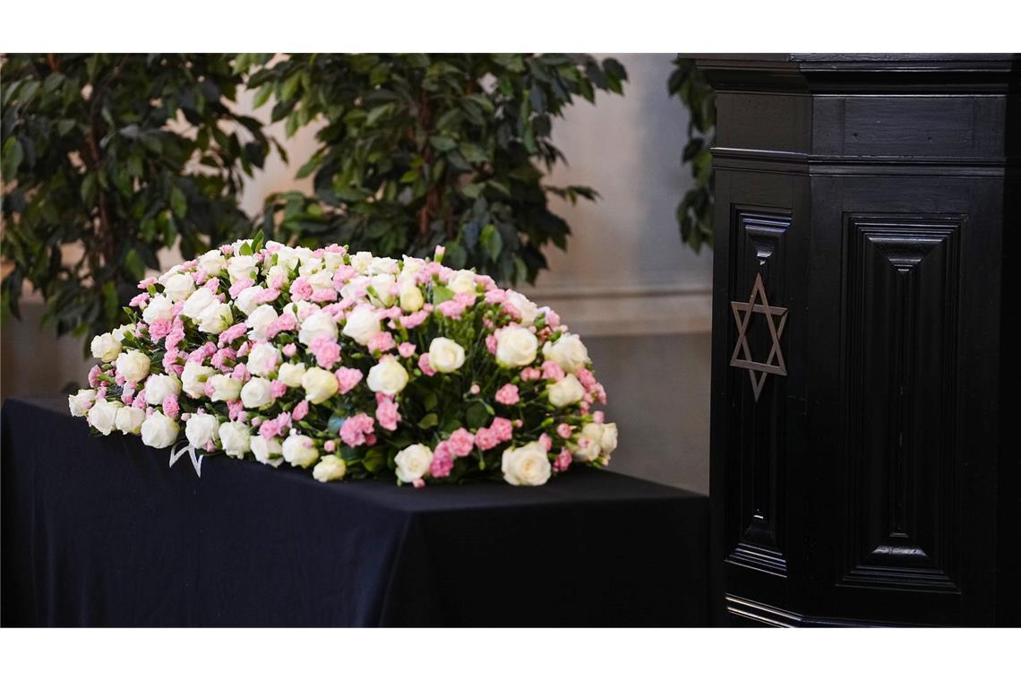 "Geschichte der Stärke": Abschied von Margot Friedländer Blumen liegen auf dem Sarg Friedländers.