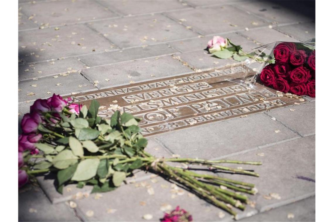 Blumen liegen neben einem Gedenkstein des ehemaligen schwedischen Ministerpräsidenten Olof Palme in Stockholm. Foto: Johanna Lundberg/Bildbyran via ZUMA Press/dpa