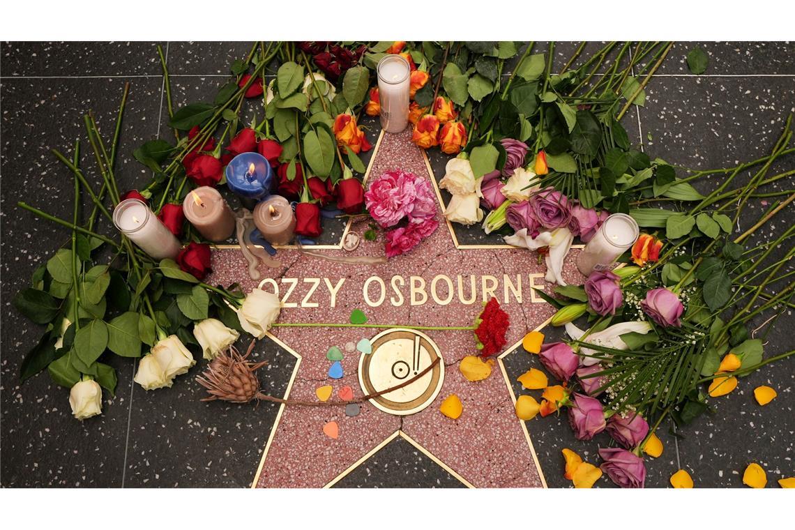 Bilder des Tages Blumen liegen um den Stern für Ozzy Osbourne auf dem Hollywood Walk of Fame.