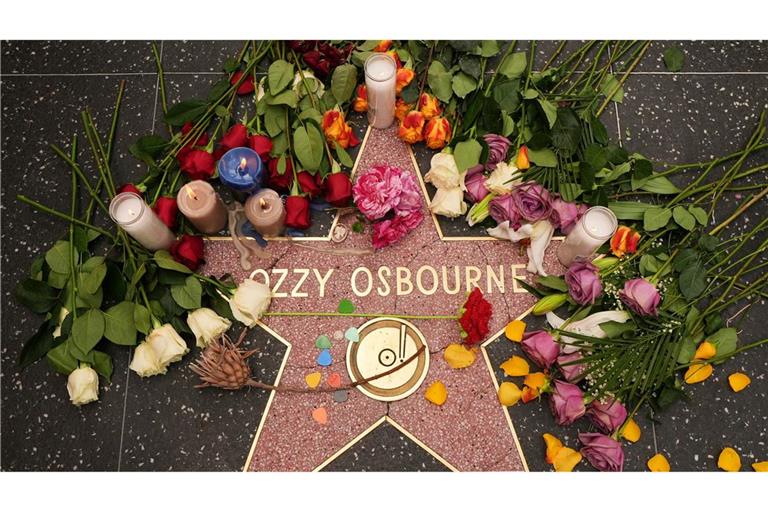 Blumen liegen um den Stern für Ozzy Osbourne auf dem Hollywood Walk of Fame.