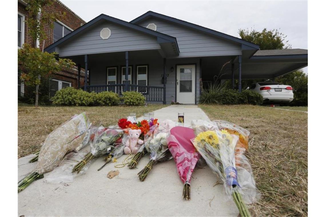 Blumen liegen vor dem Haus, in dem eine 28-jährige Afroamerikanerin von einem weißen Polizisten erschossen worden ist. Foto: David Kent/Star-Telegram/AP/dpa