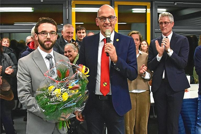 Blumen und Beifall für den neuen Bürgermeister: Amtsinhaber Bernhard Bühler (Mitte) gratuliert seinem Nachfolger Gabriel Nold. Sein Vorvorgänger Steffen Jäger applaudiert im Hintergrund.