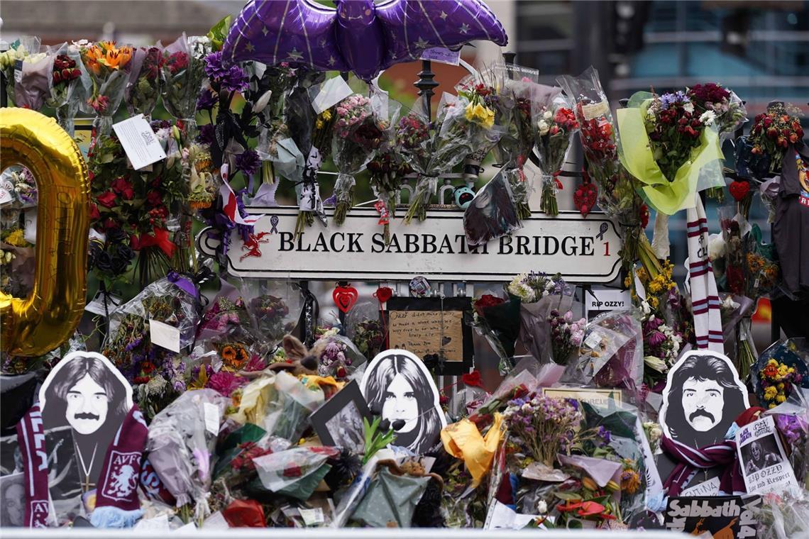 Ozzy Osbournes Beerdigung im Livestream Blumen und Briefe liegen auf der Black Sabbath Bridge in Birmingham.