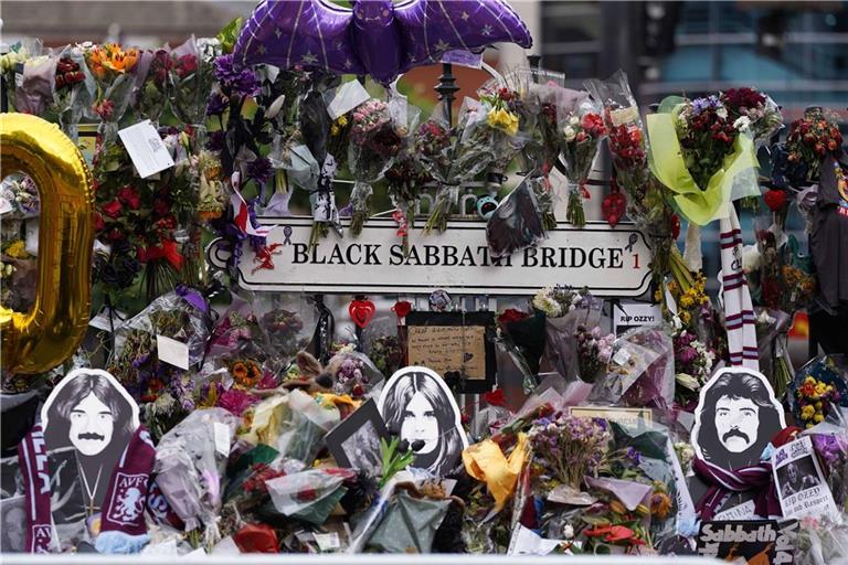 Blumen und Briefe liegen auf der Black Sabbath Bridge in Birmingham.