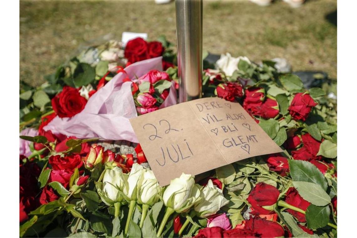 Norwegen gedenkt der Opfer des Breivik-Terrors Blumen und eine Karte vor der Osloer Kathedrale. Foto: Beate Oma Dahle/NTB scanpix/AP/dpa