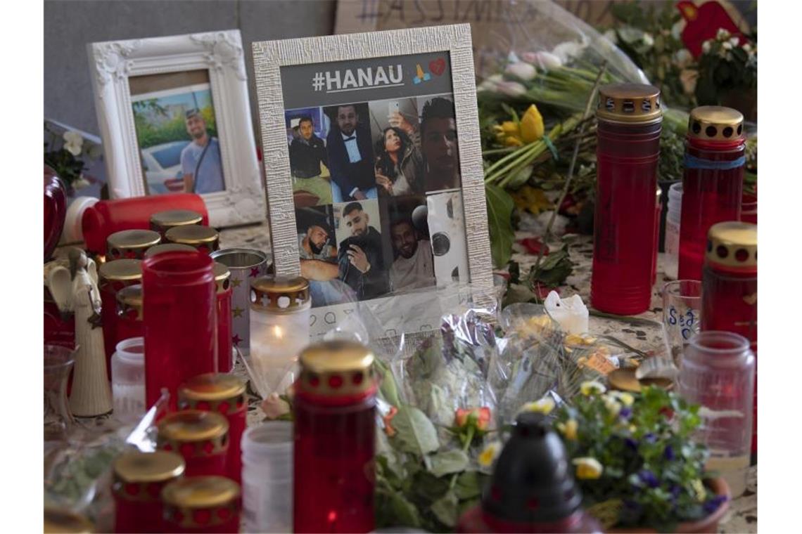 Blumen und Fotos der Opfer erinnern in Hanau an die Opfer des Anschlags. Foto: Boris Roessler/dpa