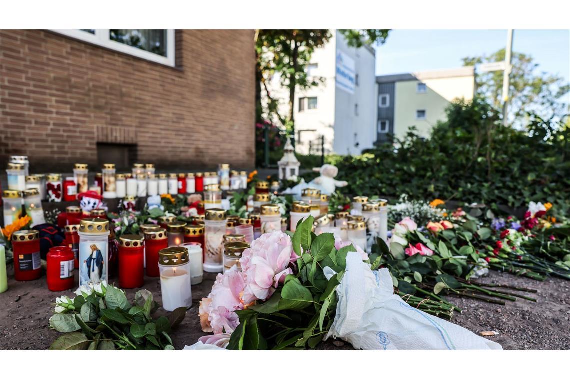 Blumen und Kerzen am Unfallort: In Dinslaken ist die Trauer nach dem Unfalltod zweier Kinder groß.