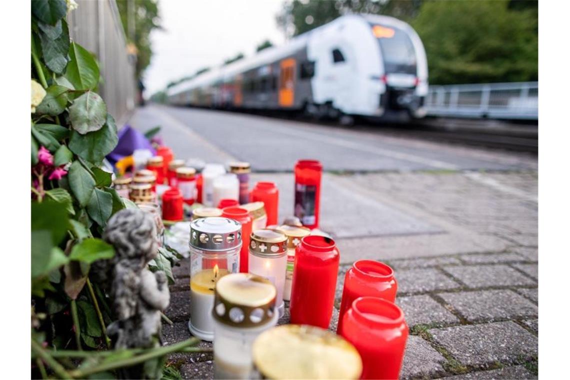 Blumen und Kerzen an Gleis eins des Bahnhofs von Voerde. Foto: Marcel Kusch/dpa