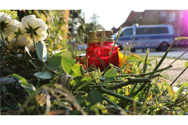 Blumen und Kerzen erinnern an die Opfer.