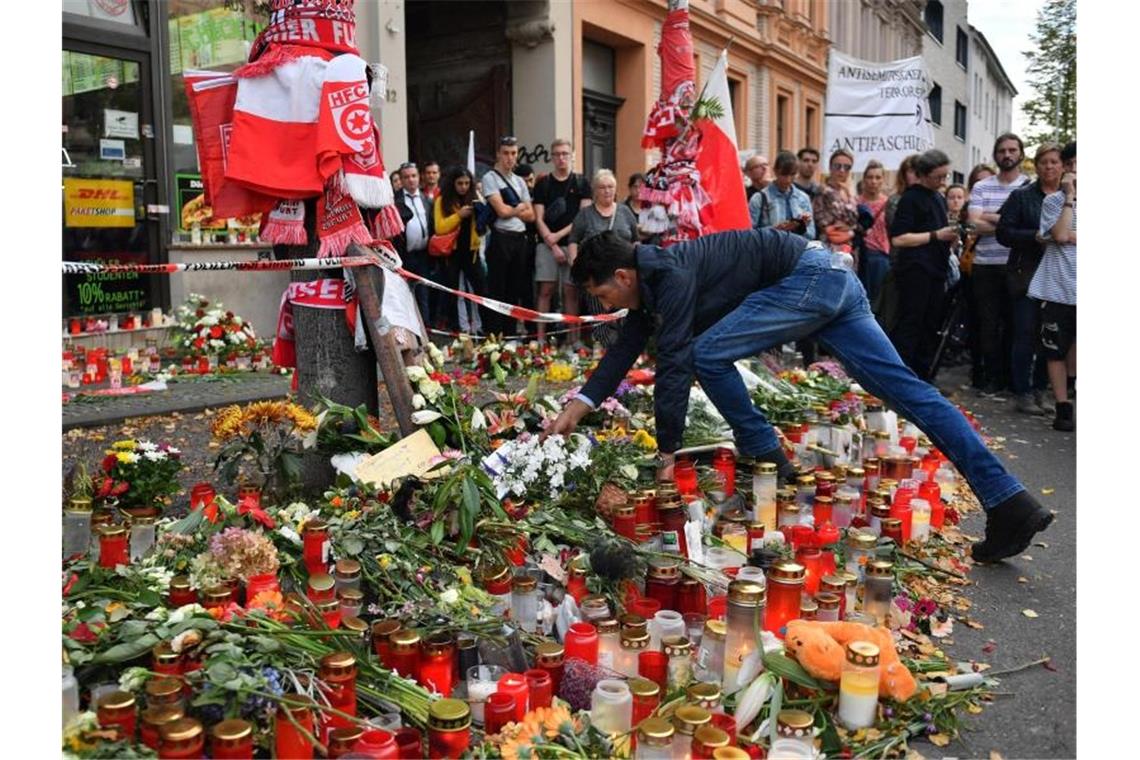 Blumen und Kerzen erinnern an einem Döner-Imbiss, einem der Tatorte des Anschlags von Halle, an die Opfer. Foto: Hendrik Schmidt/dpa-Zentralbild/dpa