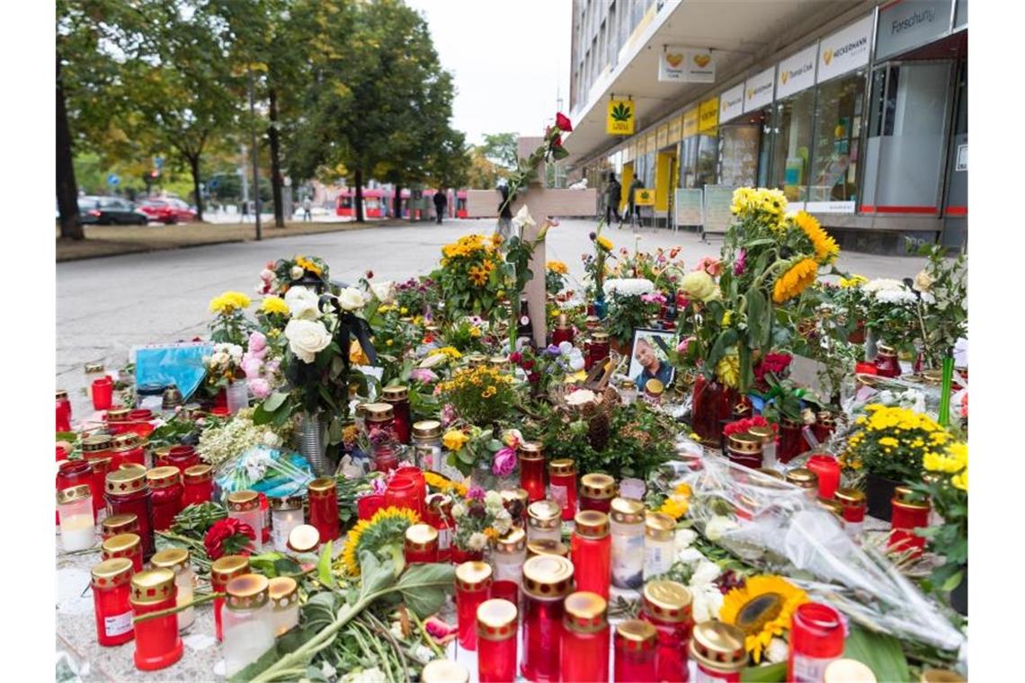 Blumen und Kerzen liegen in Gedenken an den getöteten 35-Jährigen in der Chemnitzer Innenstadt. Foto: Monika Skolimowska