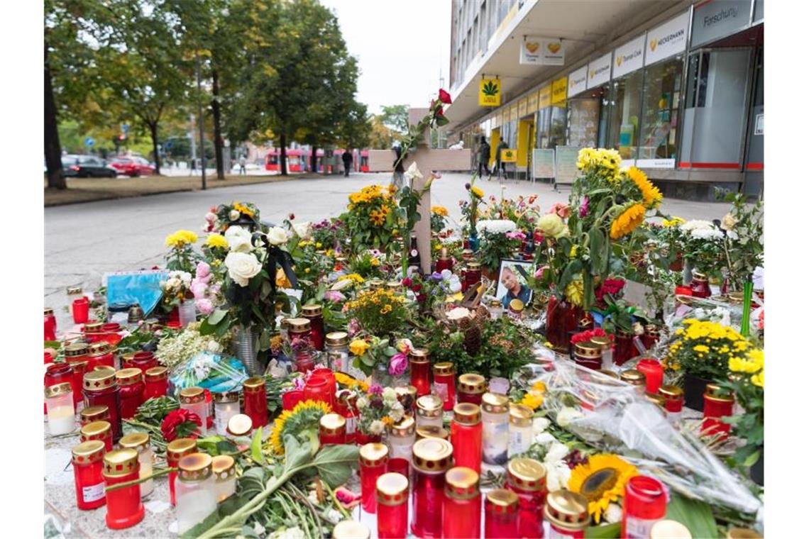 Neuneinhalb Jahre Haft für Alaa S. im Chemnitz-Prozess Blumen und Kerzen liegen in Gedenken an den getöteten 35-Jährigen in der Chemnitzer Innenstadt. Foto: Monika Skolimowska