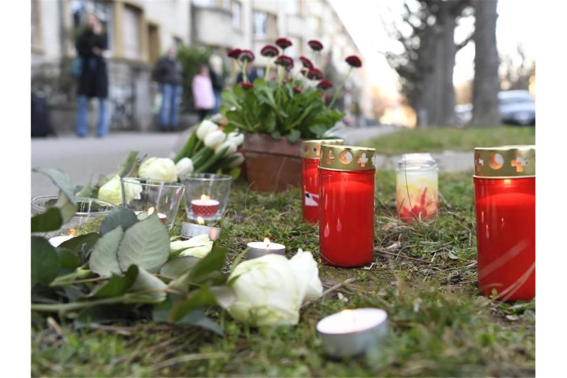 Seniorin gesteht Tötung eines siebenjährigen Kindes Blumen und Kerzen stehen am Tatort, an dem am 21. März 2019 ein Siebenjähriger getötet wurde. Foto: Georgios Kefalas/KEYSTONE/dpa