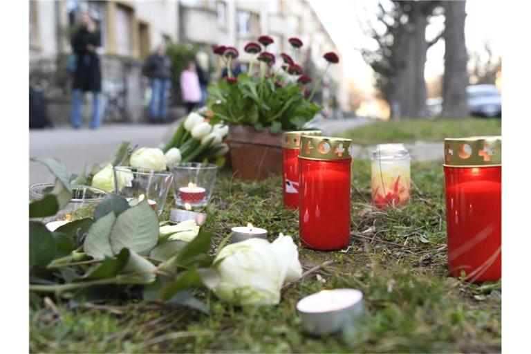 Blumen und Kerzen stehen am Tatort, an dem am 21. März 2019 ein Siebenjähriger getötet wurde. Foto: Georgios Kefalas/KEYSTONE/dpa