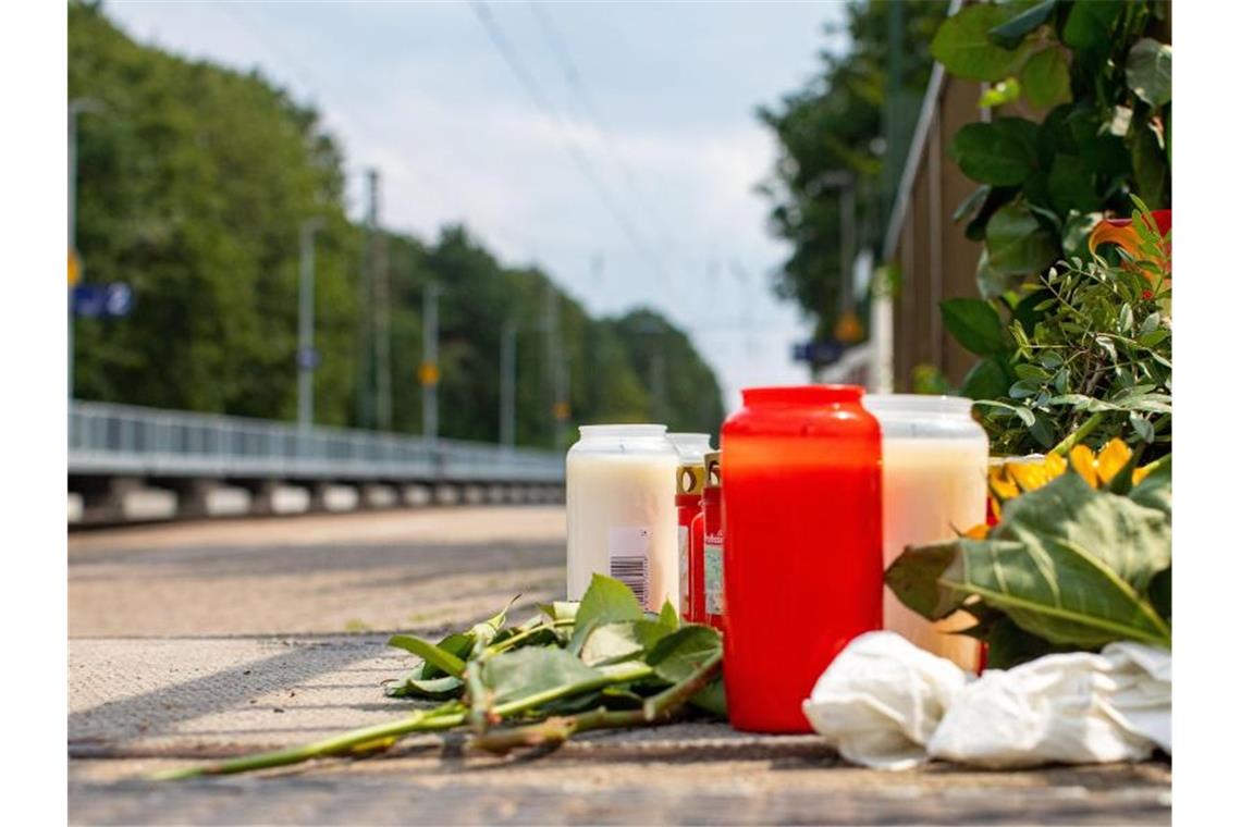 Blumen und Kerzen stehen an den Gleisen am Bahnhof von Voerde. Für das 34 Jahre alte Opfer kam jede Hilfe zu spät. Foto: Christoph Reichwein