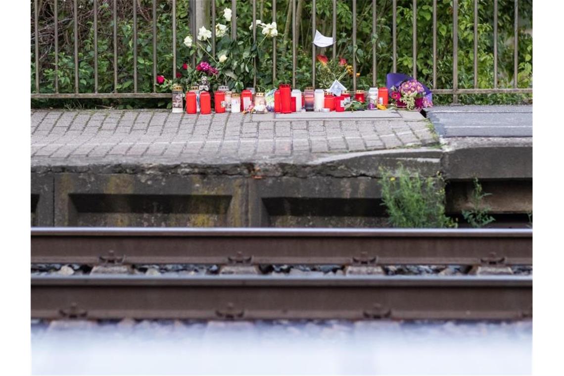 Blumen und Kerzen stehen an Gleis eins am Bahnhof. Foto: Marcel Kusch