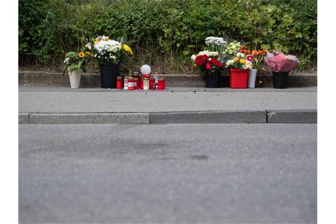 Mord in Stuttgart mit Samuraischwert verübt Blumen und Kerzen stehen in unmittelbarer Nähe des Tatorts in Stuttgart. Foto: Marijan Murat/Archivbild
