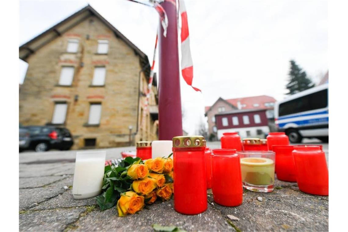 Blumen und Kerzen vor dem Tatort in Rot am See. Foto: Tom Weller/dpa