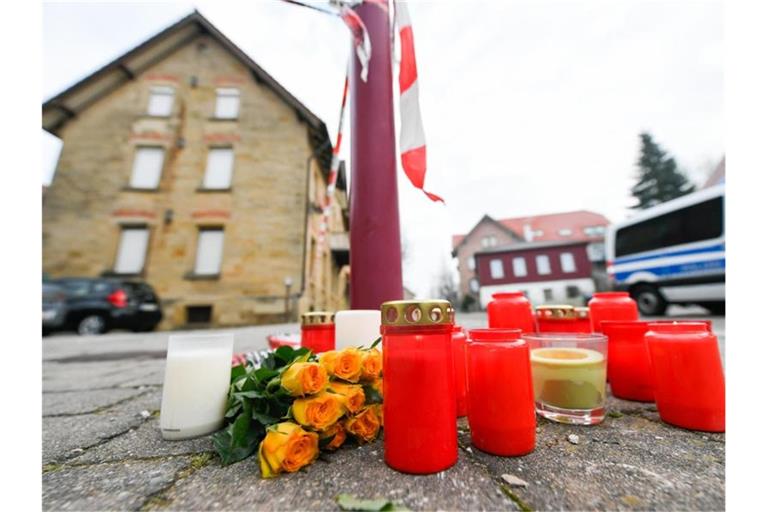 Blumen und Kerzen vor dem Tatort in Rot am See. Foto: Tom Weller/dpa