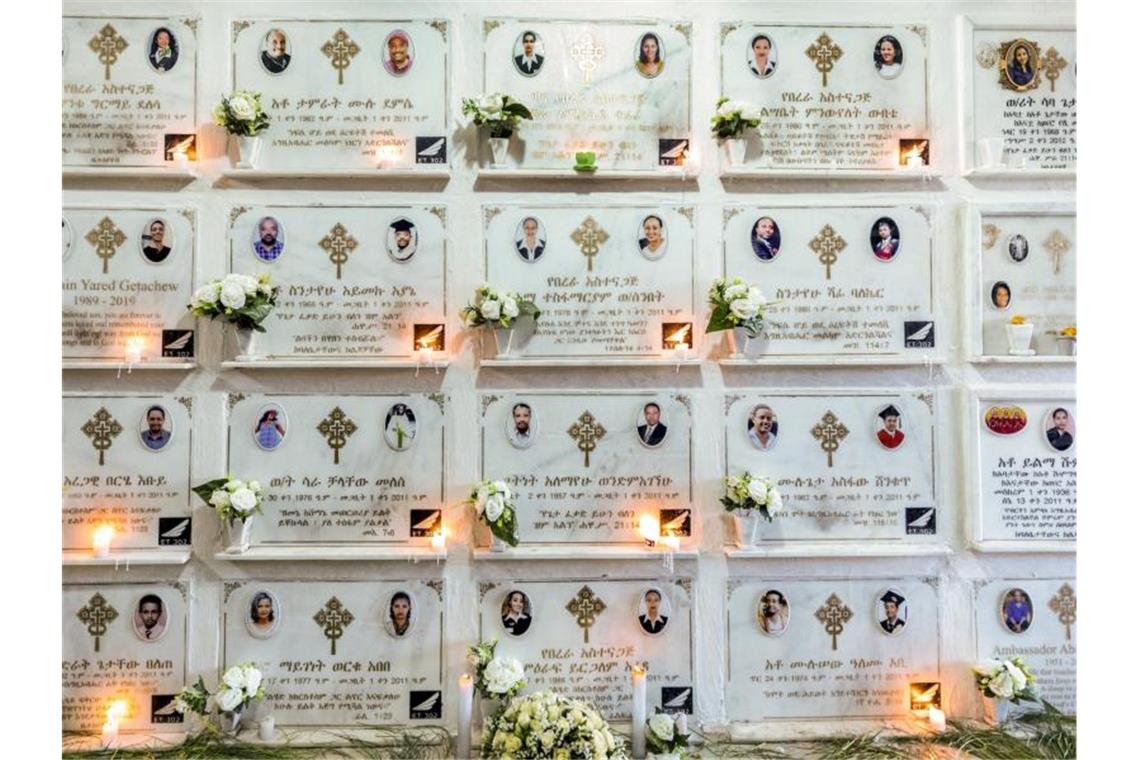 Blumen und Kerzen zur Gedenkfeier des Jahrestag des Absturzes einer Boeing 737 Max. Bei dem Absturz des Ethiopian-Airlines-Flugs am 10. März 2019 kurz nach dem Start kamen alle Passagiere ums Leben. Foto: Mulugeta Ayene/AP/dpa
