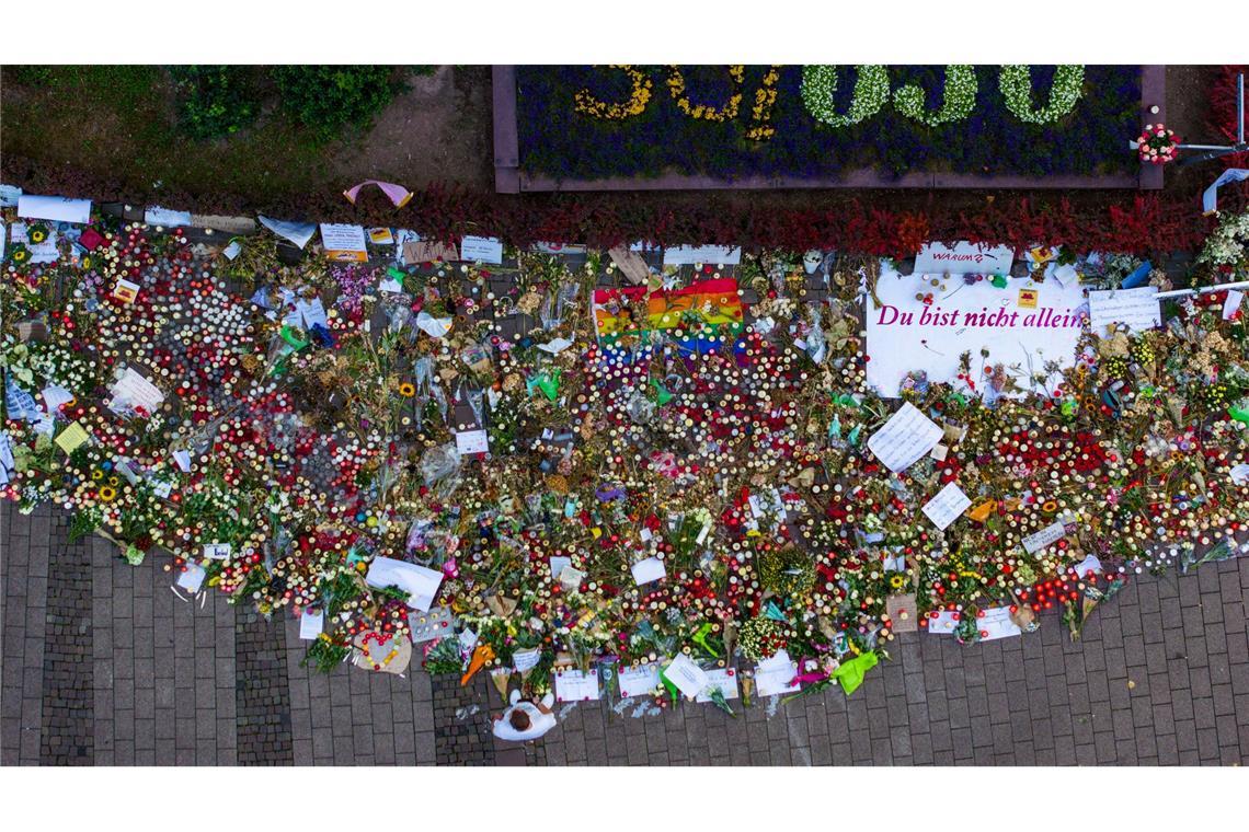 Blumen- und Lichtermeer nach dem Terroranschlag von Solingen. In Düsseldorf hat jetzt der Prozess gegen den mutmaßlichen Attentäter begonnen. (Archivbild)