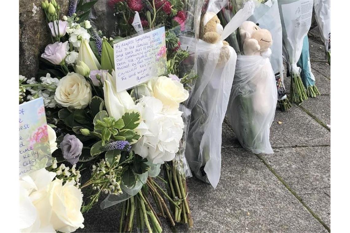 Plymouth gedenkt Opfern von Bluttat - Kritik an der Polizei Blumen und Plüschtiere vor dem Lidl-Supermarkt in der Wolesley Road nahe des Biddick Drive in der Gegend von Keyham in Plymouth, wo am Abend des 12.08.2021 sechs Menschen, darunter der Täter, bei einem Schusswaffenangriff an ihren Verletzungen starben. Foto: Rod Minchin/PA Wire/dpa