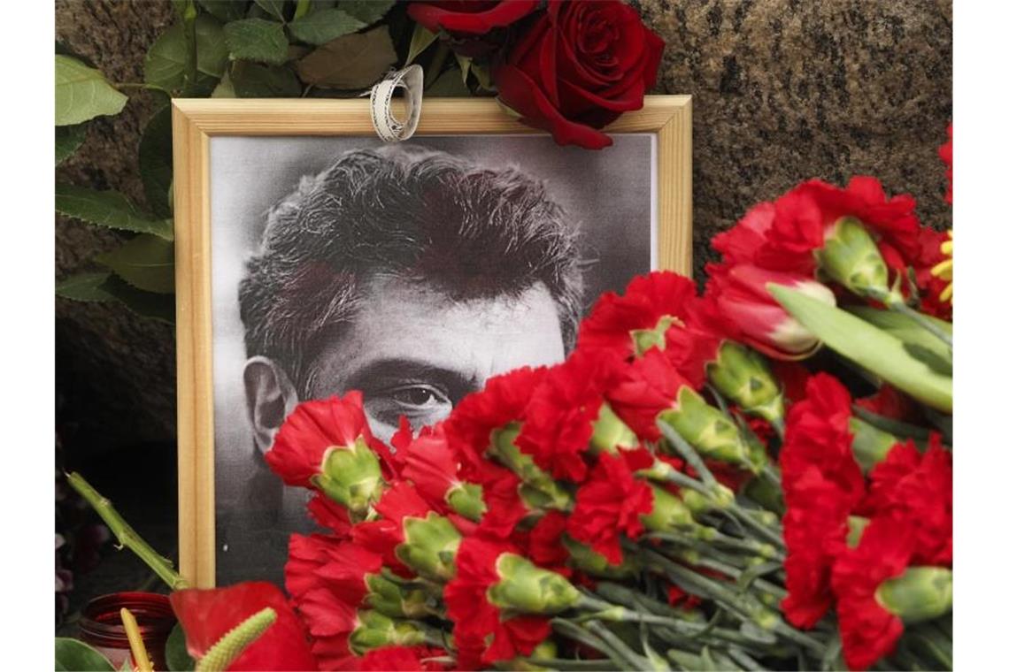 Blumen vor einem Porträt des ermordeten russischen Oppositionsführers Boris Nemzow. Foto: Dmitri Lovetsky/AP/dpa