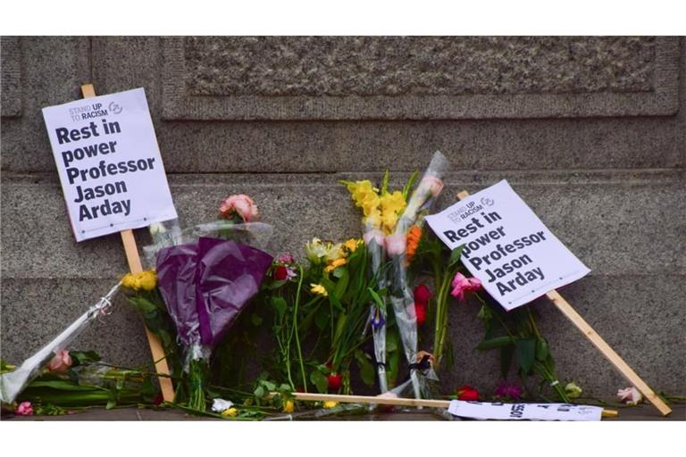 Blumen zum Gedenken an Jason Arday in London