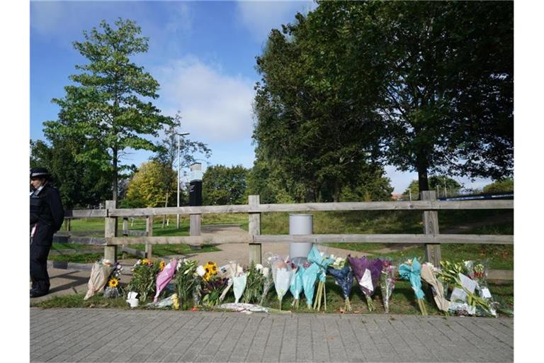 Blumensträuße im Cator Park in Südlondon in der Nähe des Tatorts, an dem die Leiche einer jungen Frau gefunden wurde. Foto: Ian West/PA Wire/dpa