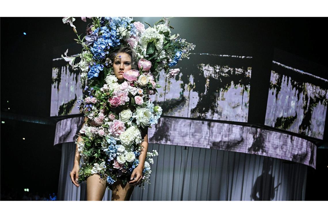 Blumiger Style: Ein Model zeigt eine Kreation des Designers Kilian Kerner bei der Berliner Fashion Week.