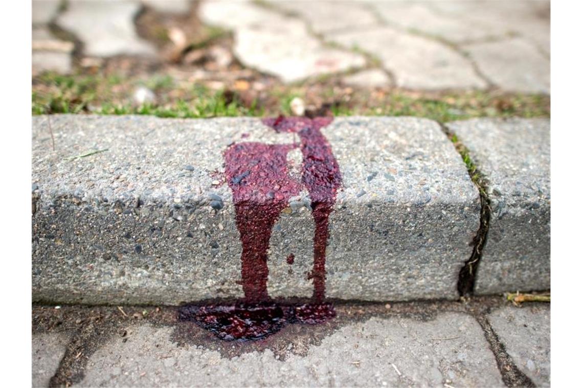 Blut auf einem Bürgersteig am Tatort eines Messerangriffs in einem Wohngebiet. Foto: Hauke-Christian Dittrich/dpa/Symbolbild