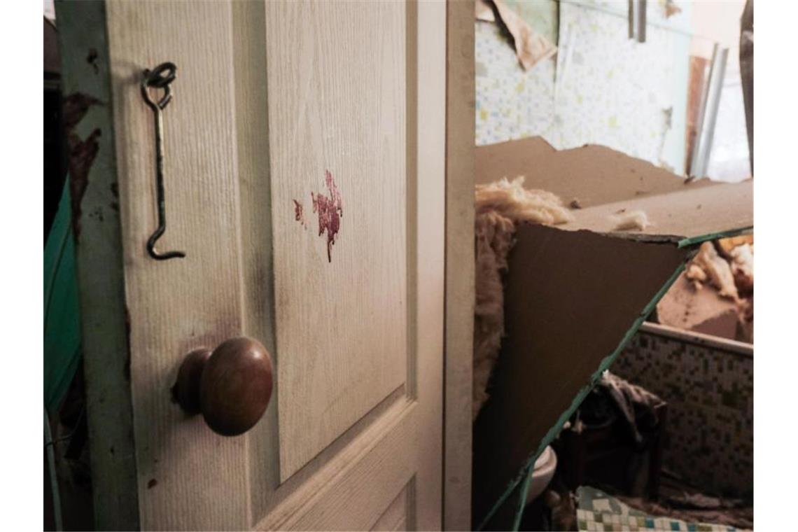 Vize-Premierministerin: Russland begeht Völkermord Blut in einer durch russische Artillerie getroffene Wohnung in Kiew. Der ukrainischen Vize-Premierministerin zufolge wurden inzwischen 2000 Ermittlungsverfahren gegen russische Soldaten wegen mutmaßlicher Verbrechen eingeleitet. Foto: Matthew Hatcher/SOPA Images via ZUMA Press Wire/dpa