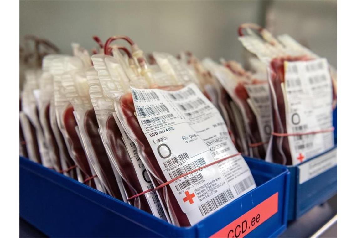 Blutkonserven liegen in Kisten in einem Kühlraum. Foto: Robert Michael/Archiv