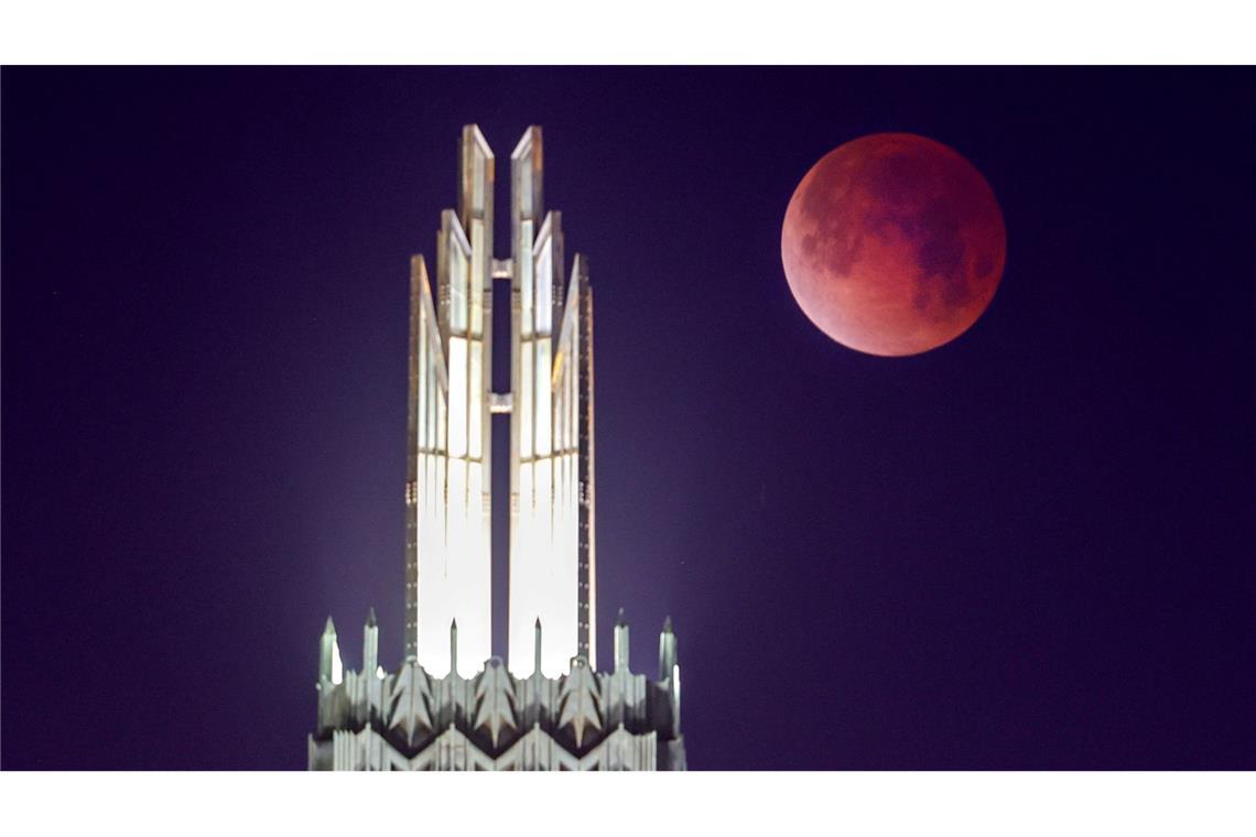 Blutmond - USA: Der Mond geht hinter der Boston Avenue United Methodist Church während einer totalen Mondfinsternis unter.