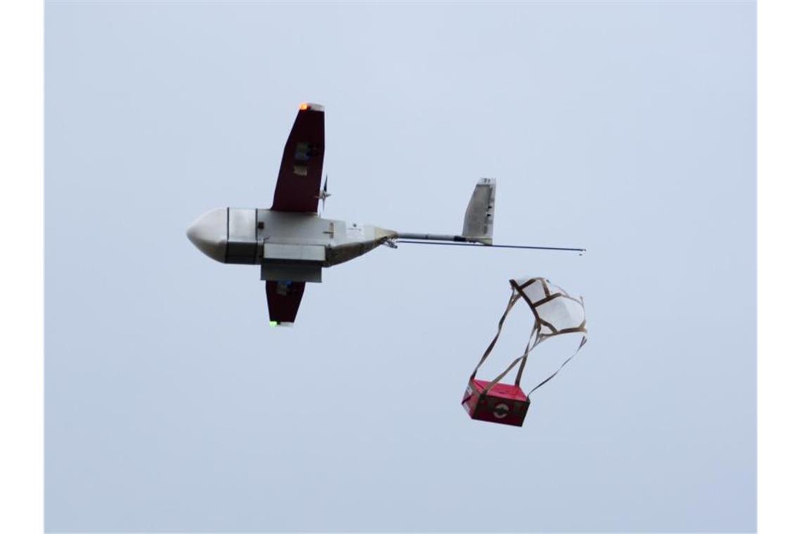 Blutprodukte werden von einer Drohne über einem ruandischen Krankenhaus per Fallschirm geliefert. Foto: Kristin Palitza