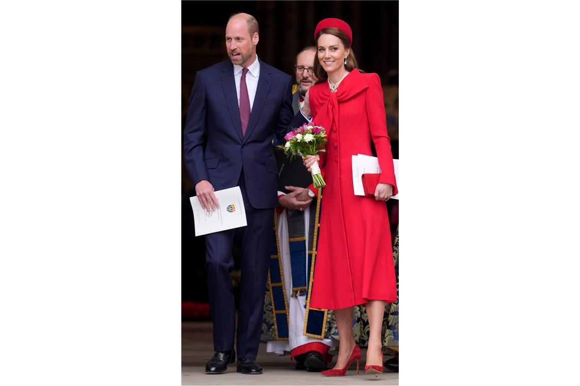 <b>März:</b> Am Commonwealth Day besuchen die Windsors den traditionellen Gottesdienst in der Londoner Westminster Abbey – Prinzessin Kate setzt mit diesem signalroten Mantelkleid mit XXL-Schleife von Catherine Walker, ein Klassiker aus ihrem modischen Repertoire, ein Statement.