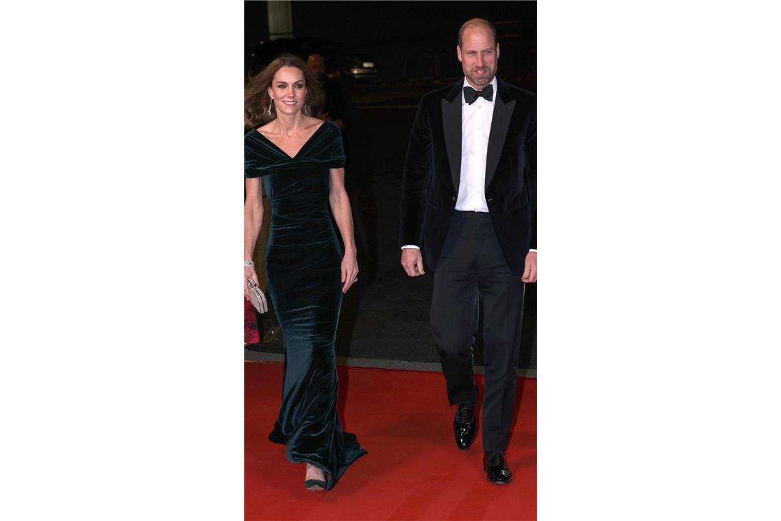 <b>November:</b> Lange her, dass Prinz William und Prinzessin Kate über rote Teppiche schritten – bei der Royal Variety Performance meldet sich der royale Glamour aber eindrucksvoll zurück.  Das elegante flaschengrüne Samtkleid ist die Kreation eines deutschen Labels: Talbot Runhof aus München entwarf das Kleid, das schon einige Saisons alt ist und für Kates Zwecke augenscheinlich  leicht umgearbeitet wurde.