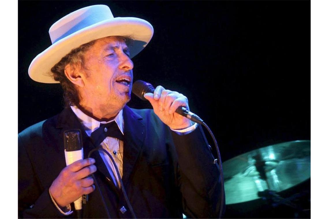 Vier Kunstausstellungen mit Werken Bob Dylans in Deutschland Bob Dylan, US-amerikanischer Singer-Songwriter, während eines Konzerts. Foto: Domenech Castello/EFE/epa/dpa