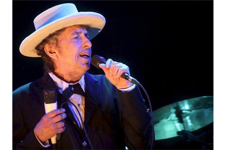 Bob Dylan, US-amerikanischer Singer-Songwriter, während eines Konzerts. Foto: Domenech Castello/EFE/epa/dpa