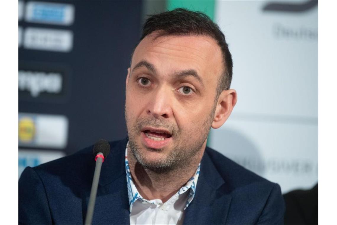 Hanning über HBL-Fortsetzung: „Rechne nicht mehr damit“ Bob Hanning, Manager des Handball-Bundesligisten Füchse Berlin. Foto: Julian Stratenschulte/dpa