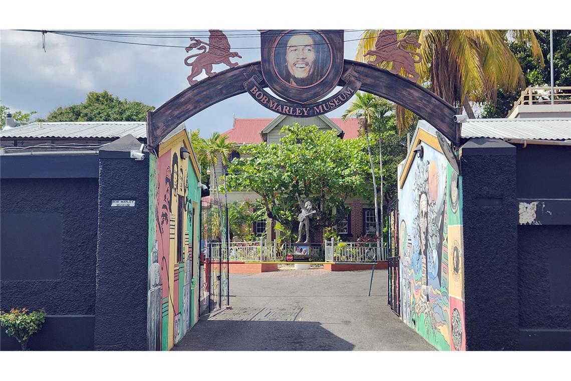 "Es sprang ein Funke über": Bob Marley vor 80 Jahren geboren Bob Marleys Konterfei ziert das Eingangstor zu seinem früheren Haus in Kingston, dem heutigen Bob Marley Museum. (Archivbild)