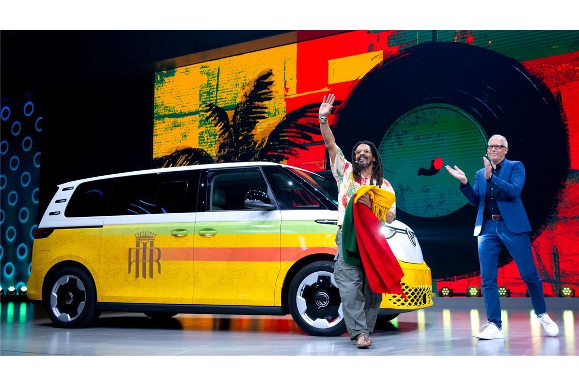 Bob Marleys Sohn trifft VW-Nutzfahrzeuge-Chef – und der ID.Buzz groovt mitten auf der IAA-Bühne.