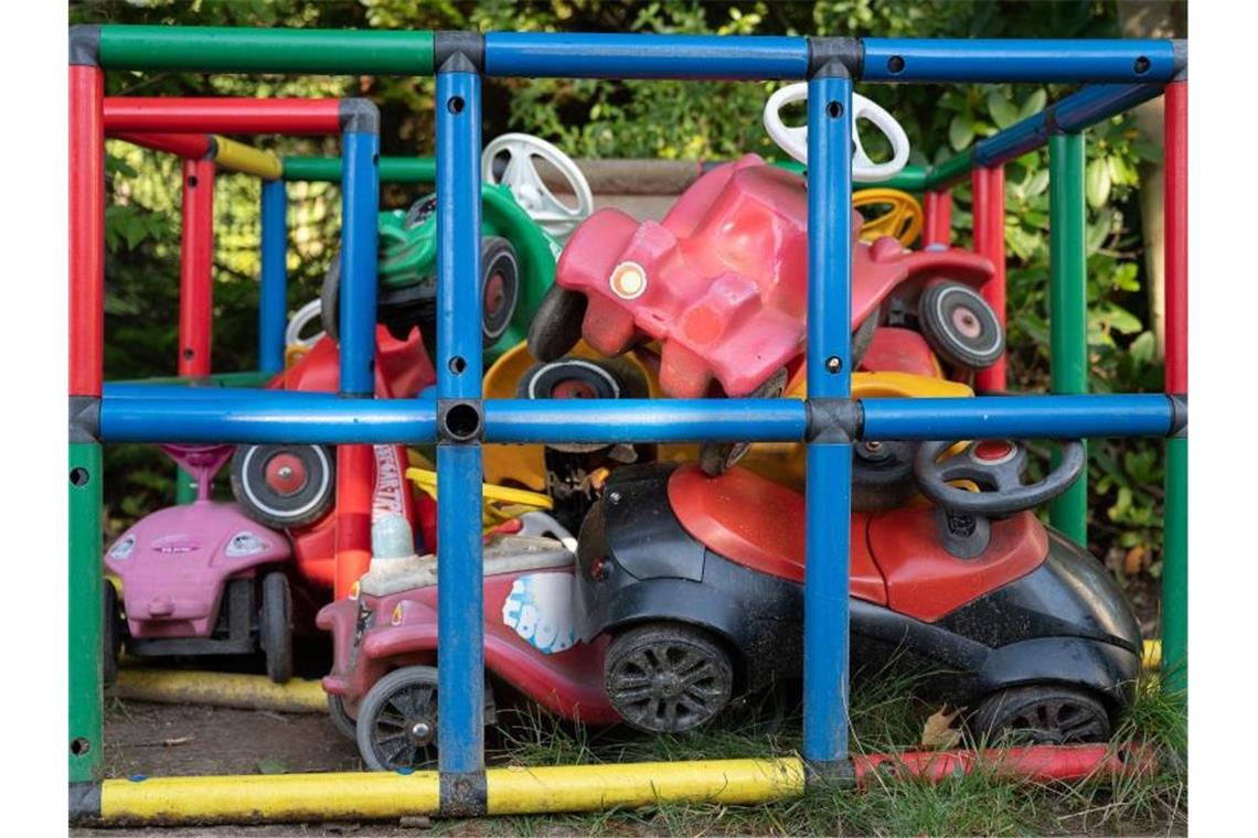 Kritik von Arbeitgebern an geplanten Kita-Warnstreiks Bobbycars liegen in einer Kita in einer Einzäunung. Foto: Sebastian Gollnow/dpa/Illustration