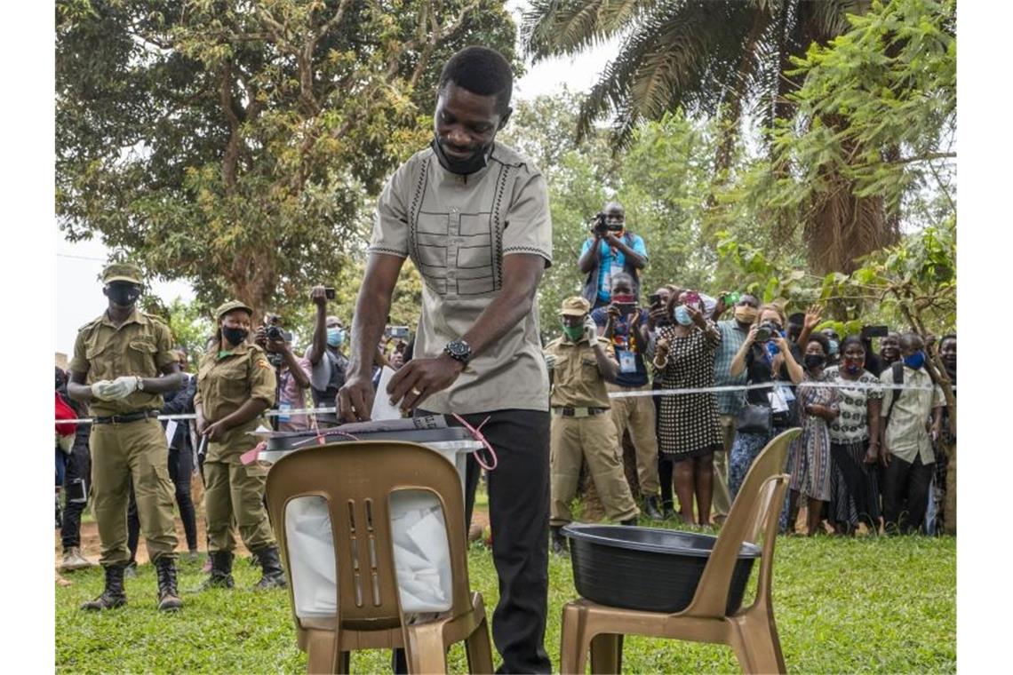 Bobi Wine, Popstar und Präsidentschaftskandidat der Opposition, mit bürgerlichem Namen Robert Kyagulanyi, gibt seine Wahlstimme während der Präsidenten- und Parlamentswahl ab. Foto: Jerome Delay/AP/dpa