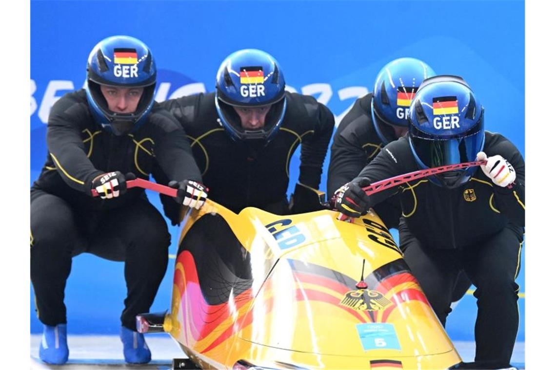 Bobpilot Francesco Friedrich (r) und sein Team beim Training. Foto: Robert Michael/dpa