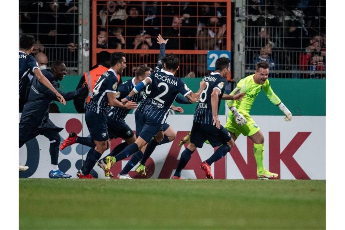 Bochum-Keeper Manuel Riemann (r) war der Matchwinner im Elfmeterschießen gegen Augsburg. Foto: Fabian Strauch/dpa