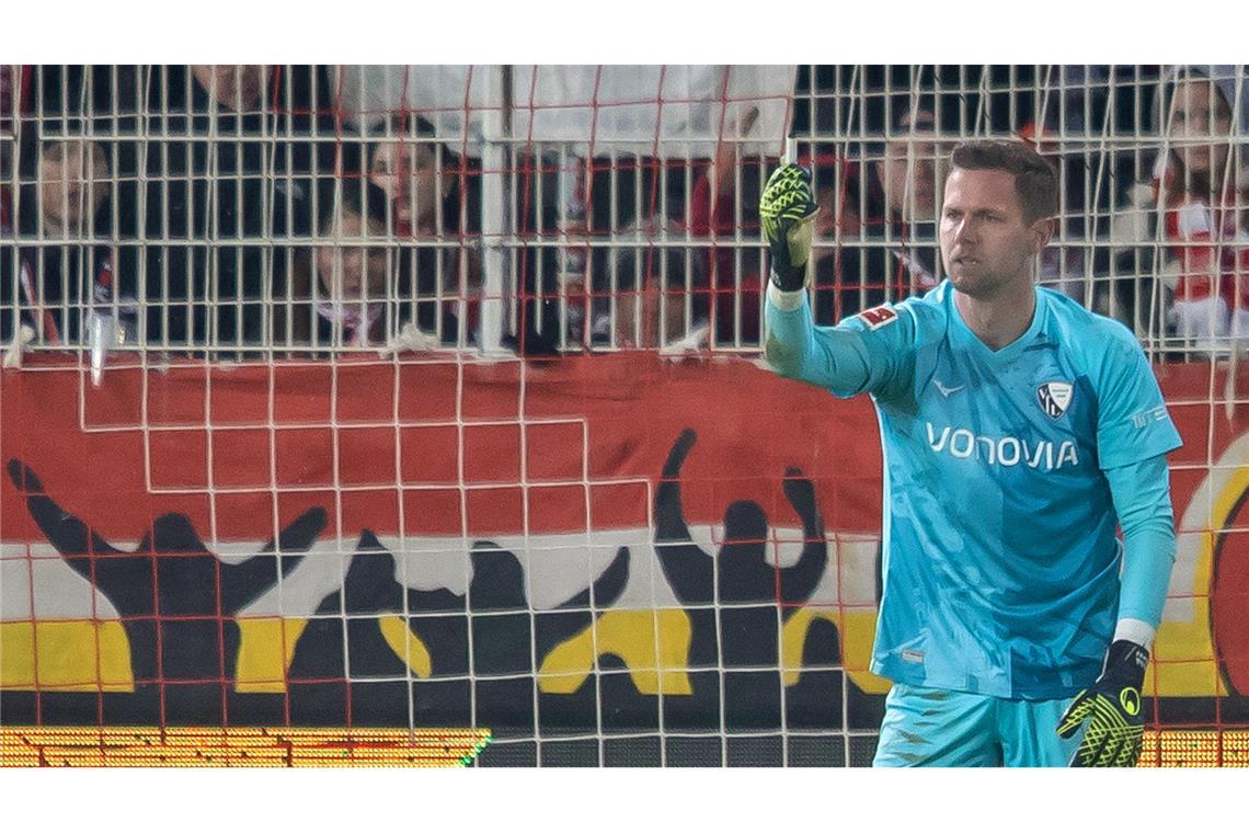 Feuerzeug-Eklat: Was sagt Torwart Drewes vor Sportgericht? Bochums Keeper Patrick Drewes hält das Feuerzeug hoch, das ihn getroffen hat.