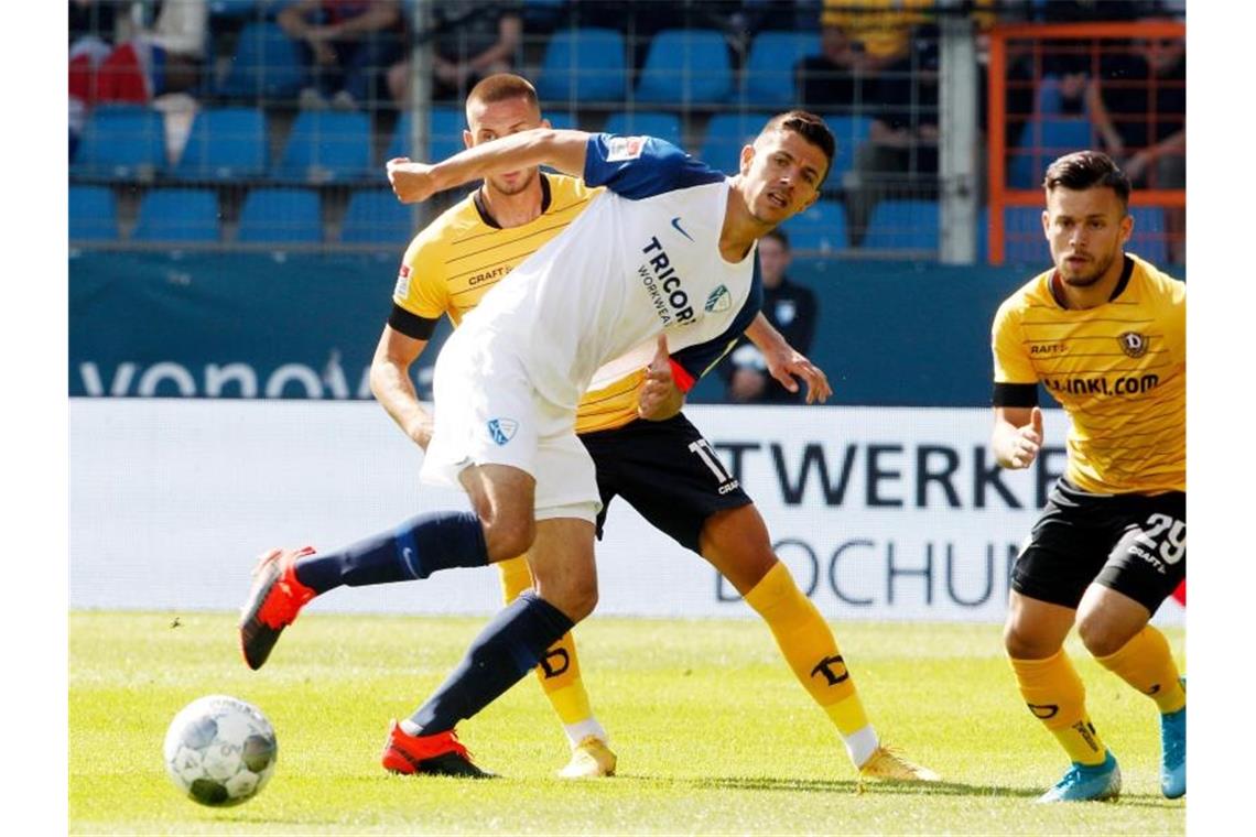 Bochum punktet bei Reis-Debüt - Auch Nürnberg unentschieden Bochums Losilla (M) ist von den Dresdenern Klingenburg (l) und Horvarth umzingelt. Foto: Roland Weihrauch
